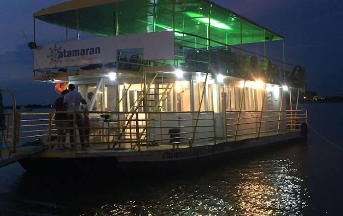 El Catamarán está señalizado con iluminación nocturna.