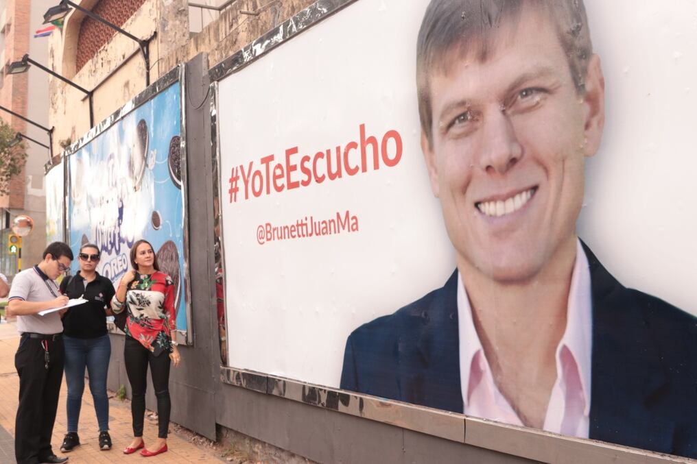 Juan Manuel Brunetti, precandidato a la Intendencia de Asunción, aseguró que sus carteles no promocionan aún su figura electoral para el cargo que busca postular. FOTO: GENTILEZA.