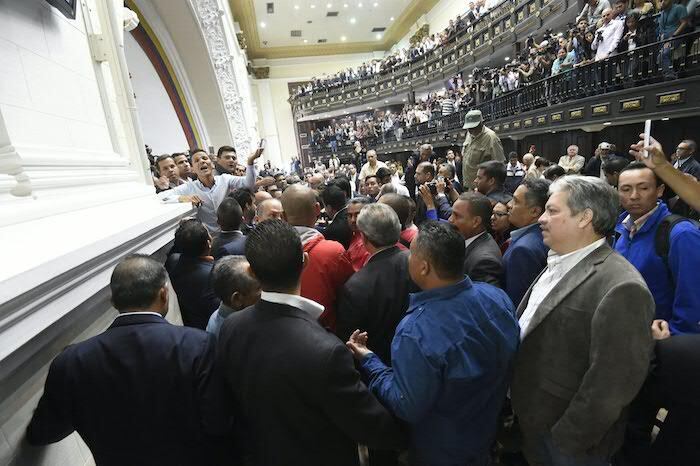 Venezuela ya no da más. La oposición venezolana sostiene que la solución a la crisis es la salida del poder del mandatario.