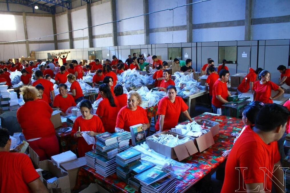 Un total de 300 jóvenes se encargan de embalar los miles de paquetes escolares.FOTO:FERNANDO RIVEROS