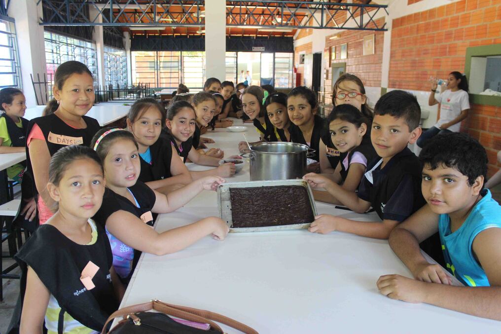Los niños entusiasmados se entretienen cocinando postres. FOTO OSVALDO ESCOBAR