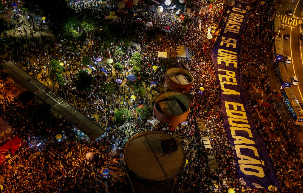 Vista aérea durante una manifestación en apoyo y defensa de la educación pública luego de una serie de recortes presupuestarios anunciados por el gobierno del presidente Jair Bolsonaro, en Sao Paulo, Brasil, el 30 de mayo de 2019. - El gobierno ultraconservador de Bolsonaro provocó indignación cuando se reveló el 30 de abril en Menos del 30 por ciento de recortes a los presupuestos anuales de las escuelas secundarias y universidades financiadas con fondos federales. Foto: Miguel SCHINCARIOL / AFP.