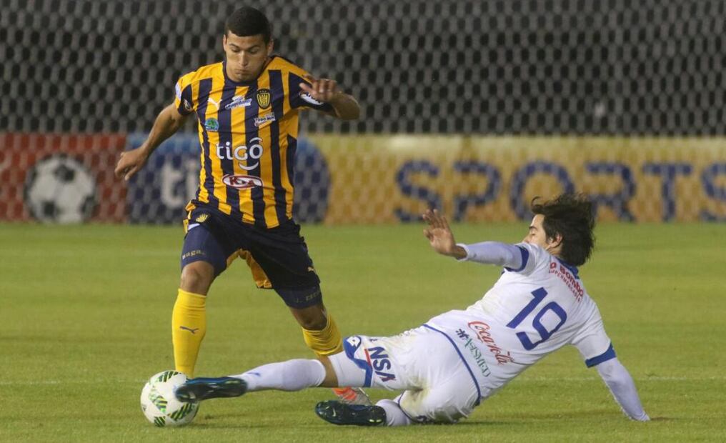 Auriazules y danzarines disputan el juego en Sajonia ante poco público. Foto: Agustín Acosta.