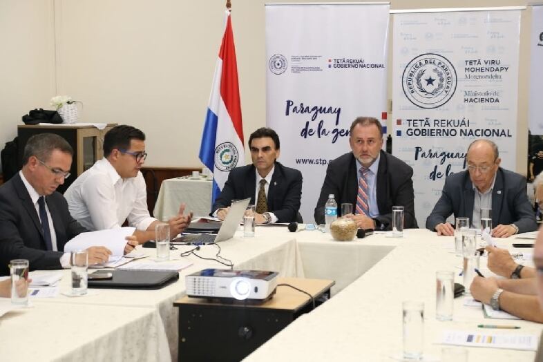 Enn la sesión, presidida por el ministro de Hacienda, Benigno López, aprobaron los recursos para el Plan de Reinserción de Becarios, específicamente US$ 7 millones. Foto: Gentileza