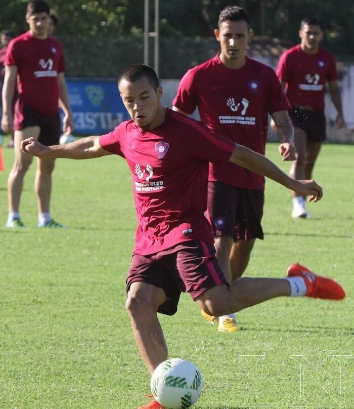 Primer plano de Ulises Coronel ensayando un remate durante la práctica de Cerro Porteño.FOTO:PÁNFILO LEGUIZAMÓN.