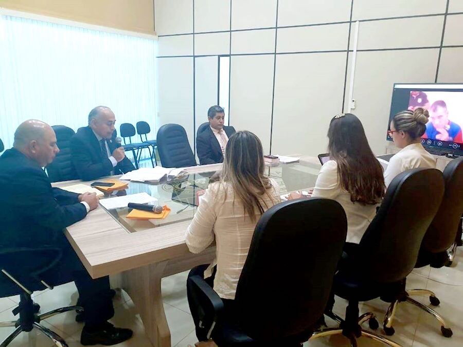 El juez Juan Acosta, el fiscal Vicente Rodríguez y los abogados del acusado.FOTO: GENTILEZA
