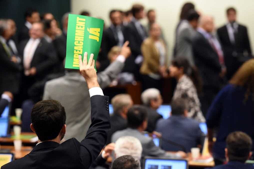 El cartel de "Impeachment ya", en la sesión. Foto:EVARISTO SA / AFP 