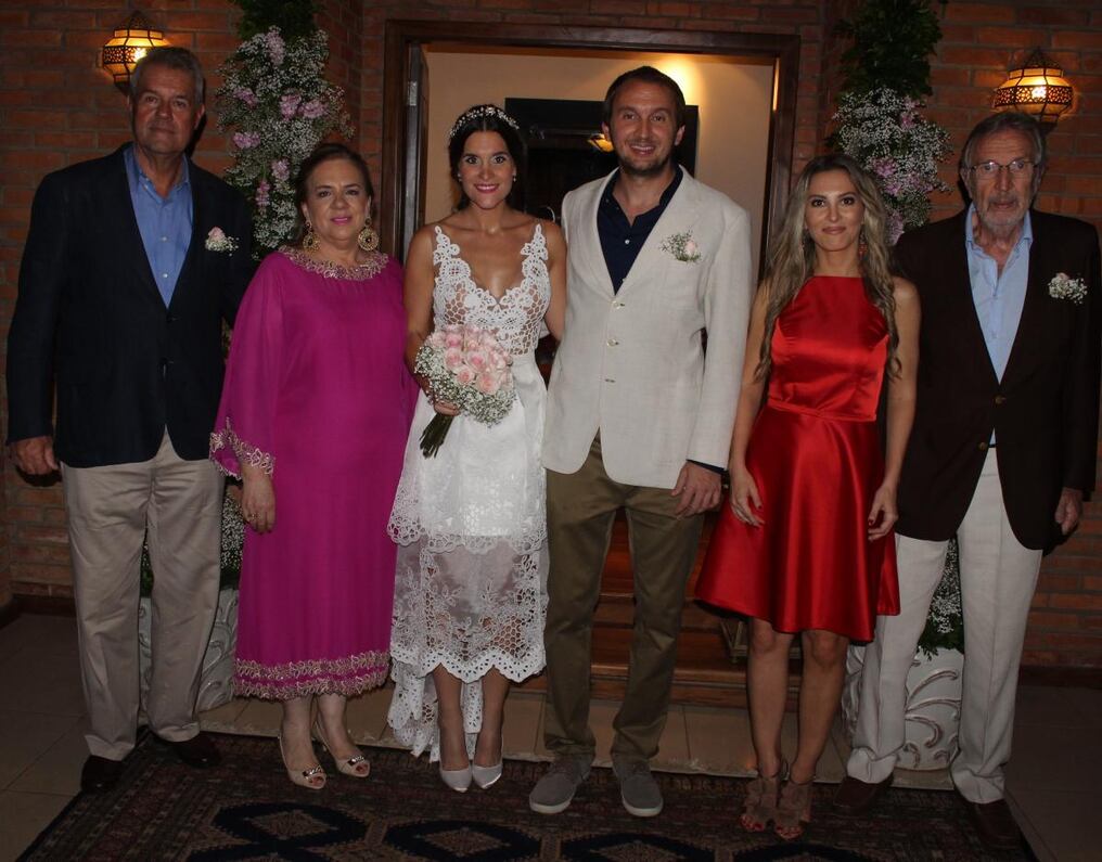 Los contrayentes con sus padrinos: Julio Buttner y Gladys Naumann de Buttner; Eliana Gundersheimer y Ernesto Gundersheimer.
