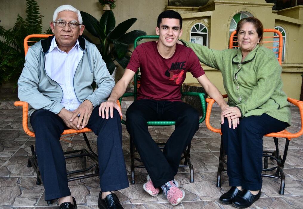 Jesús Medina, el niño mimado, junto a sus padres, Francisco Medina y Nilda Maldonado.