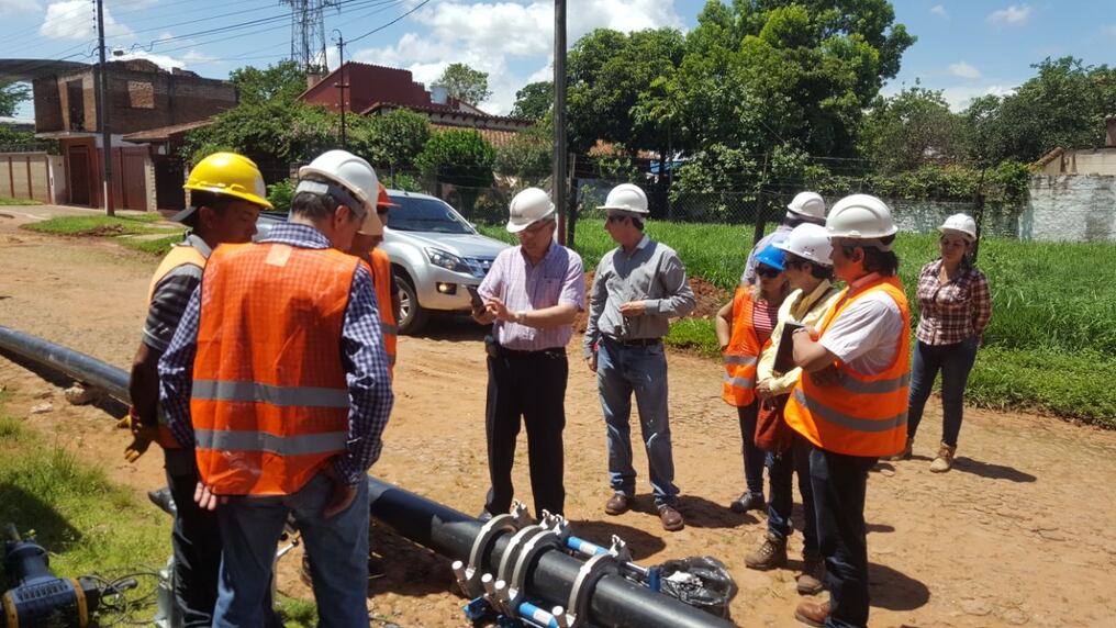 Técnicos verifican el avance de la obra de rehabilitación y ampliación del alcantarillado sanitario de San Lorenzo. Gentileza.