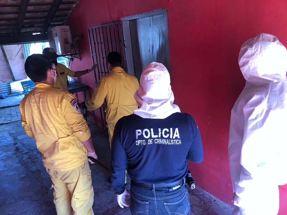 Levantamiento de cadáver en San Antonio. Fiscala intervino tras denuncia por dolor nauseabundo que salía de una vivienda. Foto: Gentileza.