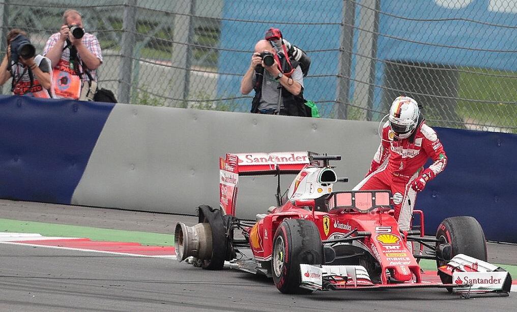 La mala suerte se cebó con Sebastian Vettel en Austria. Pues mientras el alemán lideraba la prueba, su neumático trasero derecho explotó sin aviso previo en plena recta sobre la vuelta 25. 