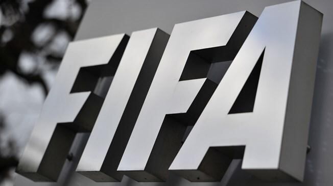 La FIFA prohíbe a los equipos que luzcan símbolos políticos, religiosos o comerciales durante los partidos. Había avisado a ingleses y escoceses de que podrían ser sancionados si lucían la amapola.