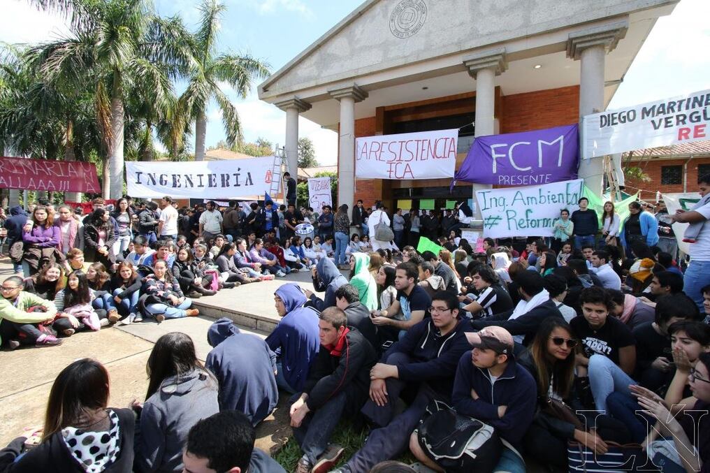 Cerca de 1.000 jóvenes de 9 facultades coparon la entrada del Rectorado de la UNA ayer.