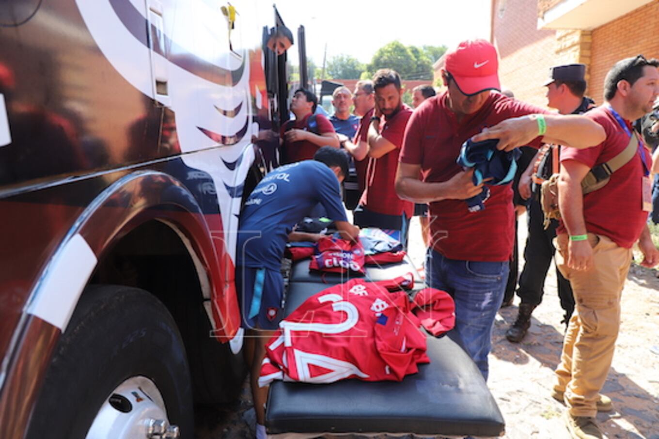 El vestuario azulgrana se improvisó en el pasillo y los jugadores se vistieron en el bus. El camarino visitante tenía un producto químico.FOTO:JORGE ROMERO