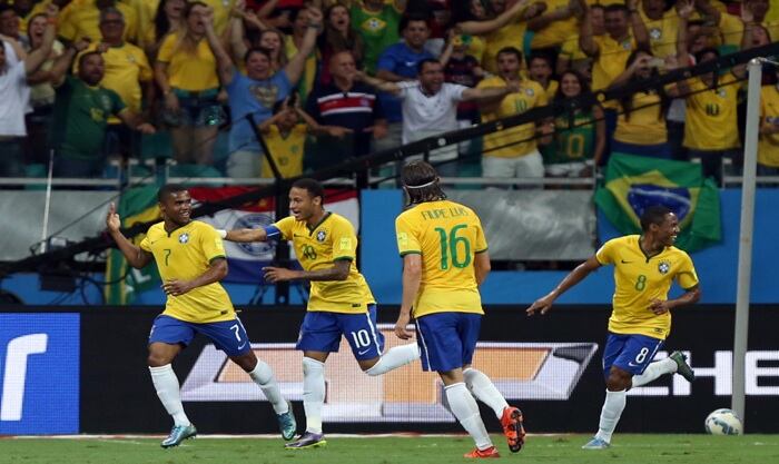 El brasileño Douglas Costas festeja el tanto de apertura junto a Neymar y sus compañeros. AFP