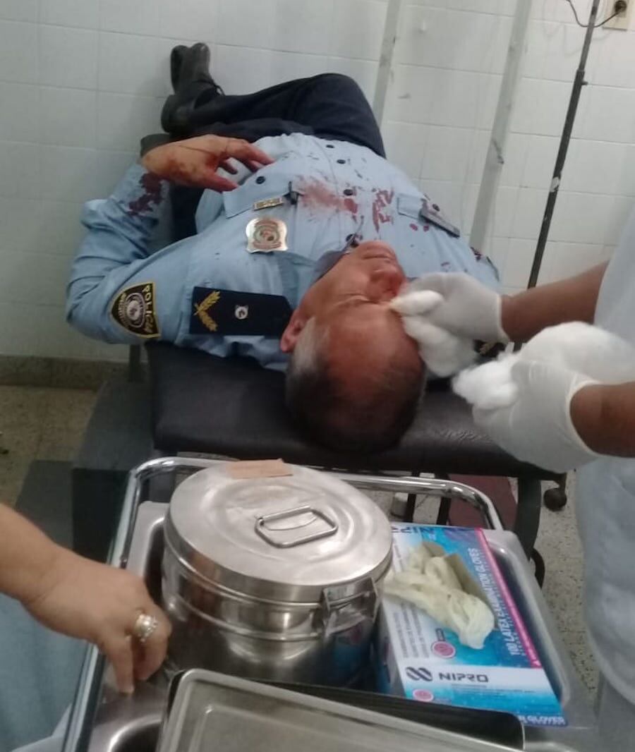 Uno de los policías encargados de la seguridad del encuentro es atendido en el  Centro de Salud de Yaguarón.FOTO: GENTILEZA