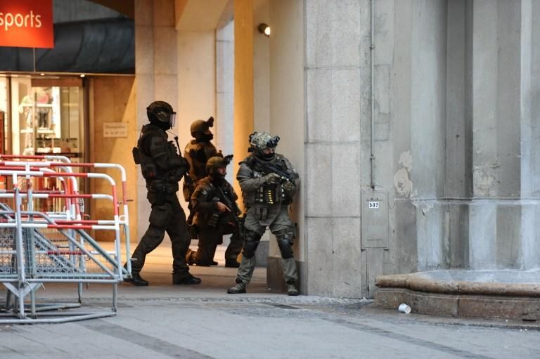 La policía asegura el área de la estación Karlsplatz, del tren subterráneo de Múnich, cerca al shopping donde un atacante asesinó a nueve personas e hirió a otras 21. Foto : Andreas Gebert / dpa / AFP