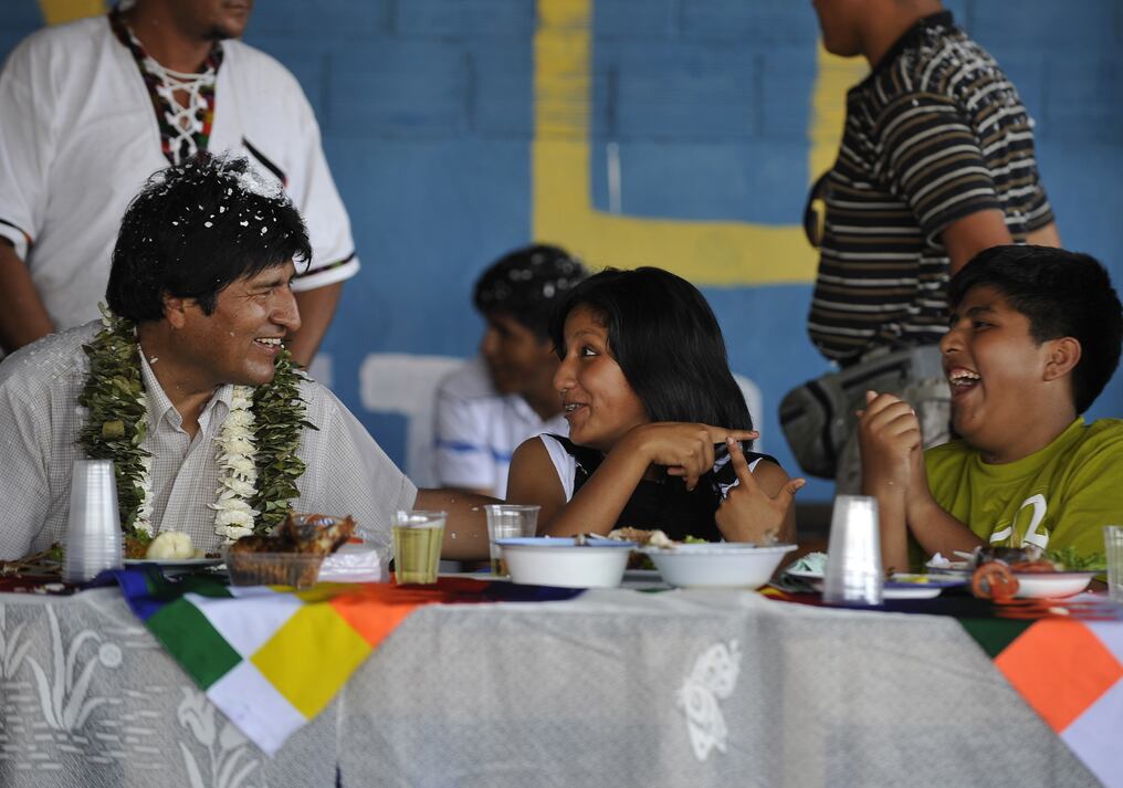 Evo Morales junto a sus hijos Evaliz y Alvaro. Foto: Archivo AFP.