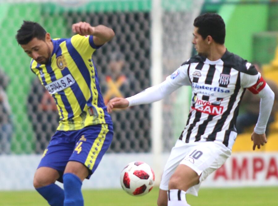 Blas Díaz de Santaní dis­puta el balón con Eduardo Aranda, ambos están anunciados para el juego de hoy.