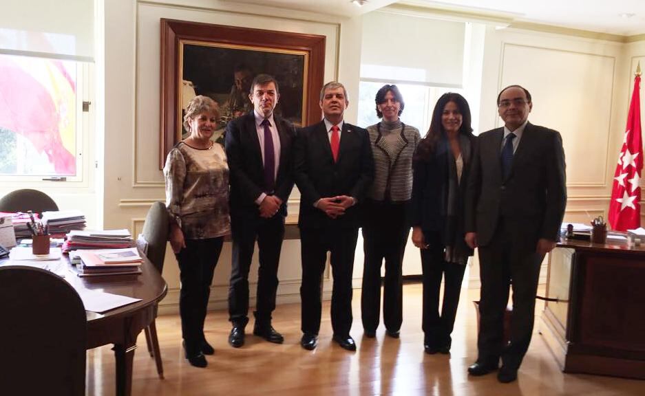 Participaron el rector de la Universidad Complutense de Madrid, Carlos Andradas Heranz, la vicerrectora de Relaciones internacionales, Isabel Durán Giménez-Rico, la vicerrectora de Relaciones institucionales, Isabel Fernández Torres, entre otros. Foto: Gentileza.[/caption]