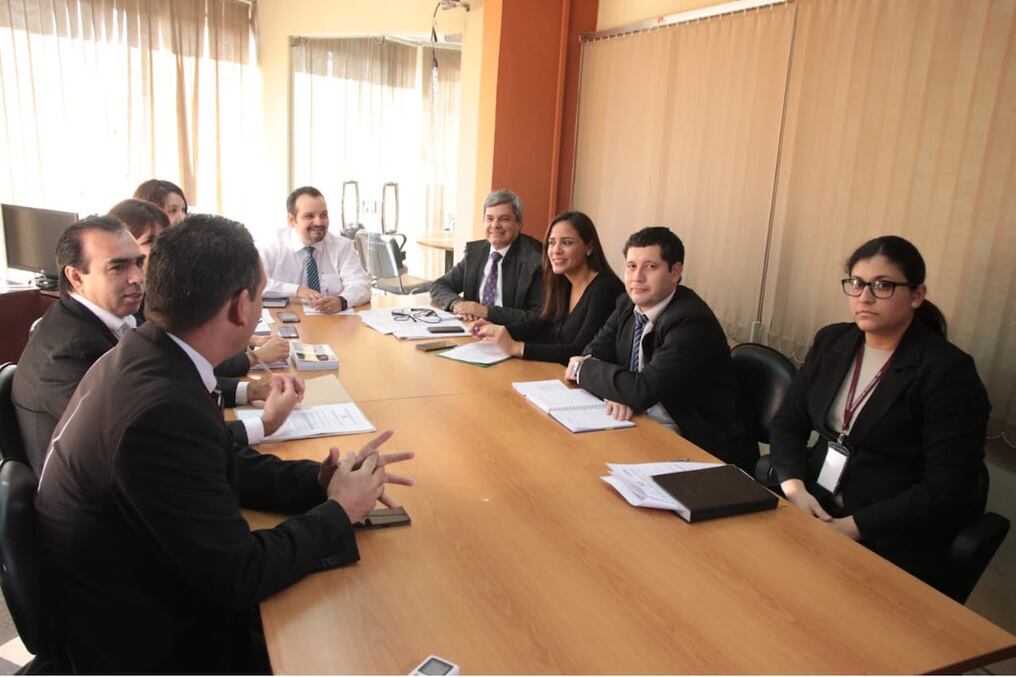 Representantes del TSJE y la SET durante la reunión para estudiar el proyecto a ser ejecutado. Foto: Gentileza