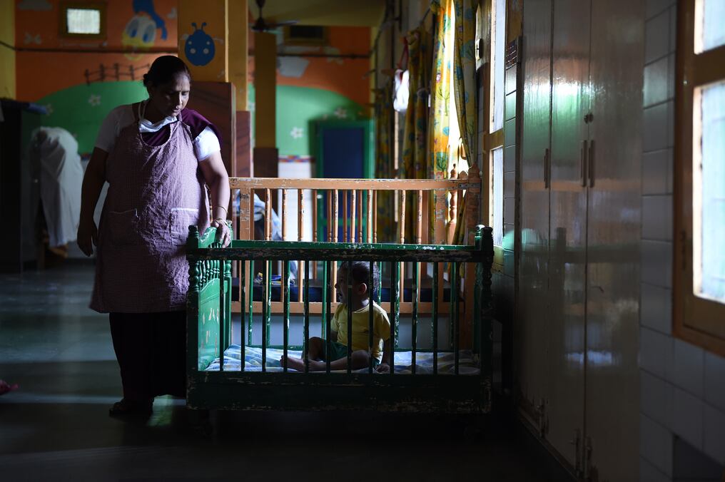La adopción ilegal es un gran negocio en India y se calcula que unos 100.000 niños desaparecen cada año, según datos del gobierno.  Foto: Ilustración AFP / MONEY SHARMA /