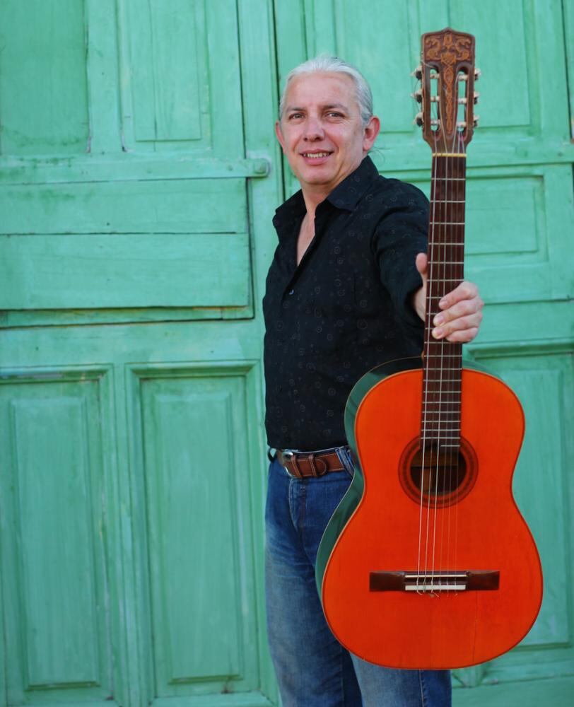 Dani Moreno Vinader presenta canciones propias, en diversos ritmos.