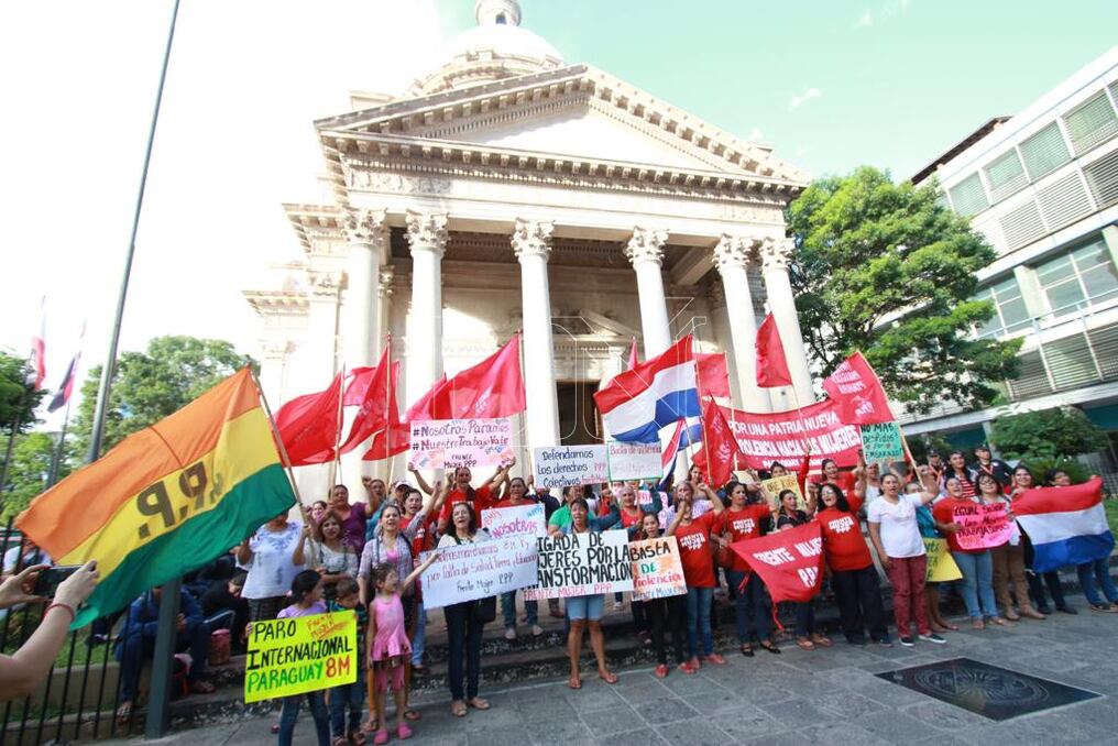 Esta mañana las mujeres campesinas, trabajadoras e indígenas ya iniciaron las marchas por el #8MPy. Foto: Pánfilo Leguizamón.