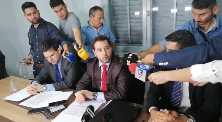 Hugo Volpe, Julián Armoa y Guillermo Yaluff, anunciaron su retiro de la defensa de Dalia López. Foto: Aníbal Coronel.