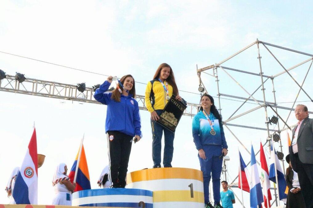 Ani Sisul posa sonriente con la medalla de plata, la primera de la delegación nacional. Foto: Prensa COP.
