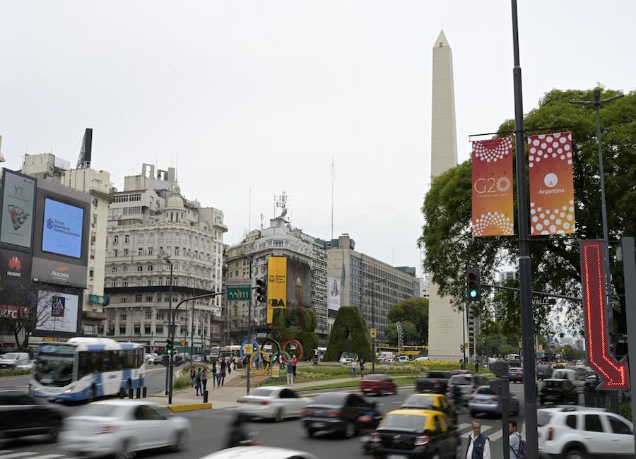 Una pancarta de la Cumbre del G20 se ve en la avenida 9 de Julio en Buenos Aires el 27 de noviembre de 2018. - Con las tensiones internacionales sobre el comercio que se avecinan en la próxima cumbre del Grupo de los 20, el anfitrión Argentina espera encontrar un acuerdo sobre Mejora de la estabilidad global, incluso si persisten profundos desacuerdos. Foto: Juan MABROMATA / AFP.