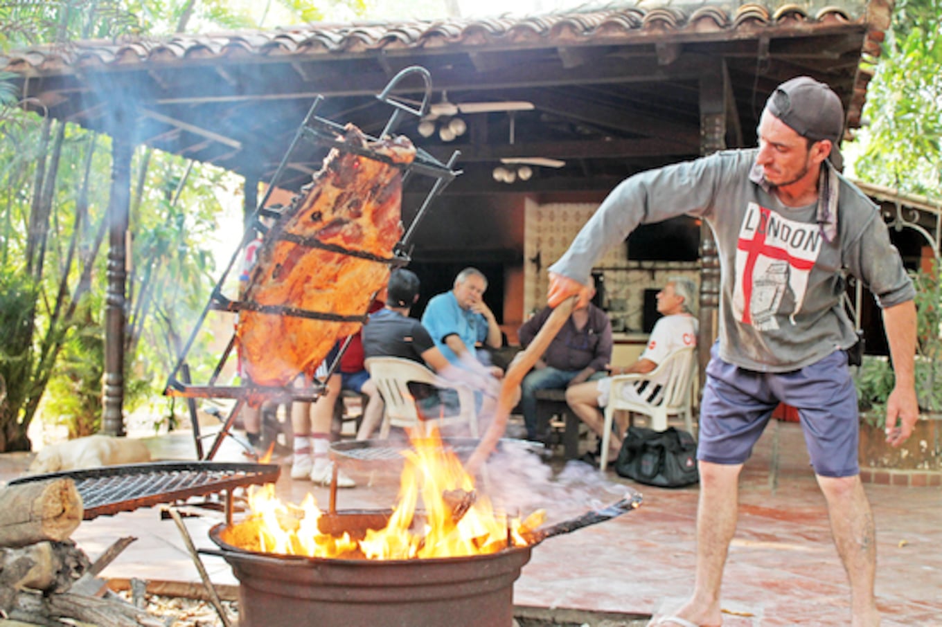 El infaltable asado. El último fin de semana, Óscar Velilla obsequió un enorme costillar para el “tercer tiempo”.