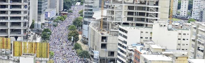 Miles de venezolanos salieron ayer a las calles en Caracas, Venezuela, para presionar por el referendo que apunta a revocar el mandato de Nicolás Maduro. El Sindicato de Periodistas denunció que las autoridades rechazaron el ingreso de varios corresponsales extranjeros que iban a cubrir la marcha.