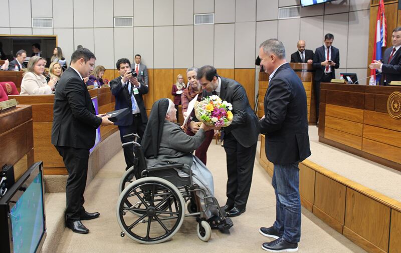 Momento de entrega de reconocimiento. Foto: Gentileza.
