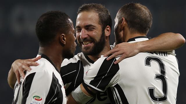 Gonzalo Higuaín festeja con sus compañeros el triunfo ante la Sampdoria.