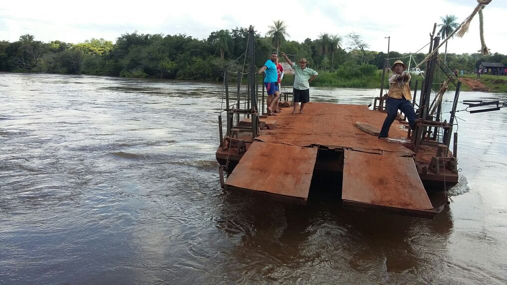 Accidente: Automóvil con tres personas cayó de una balsa al Río Monday