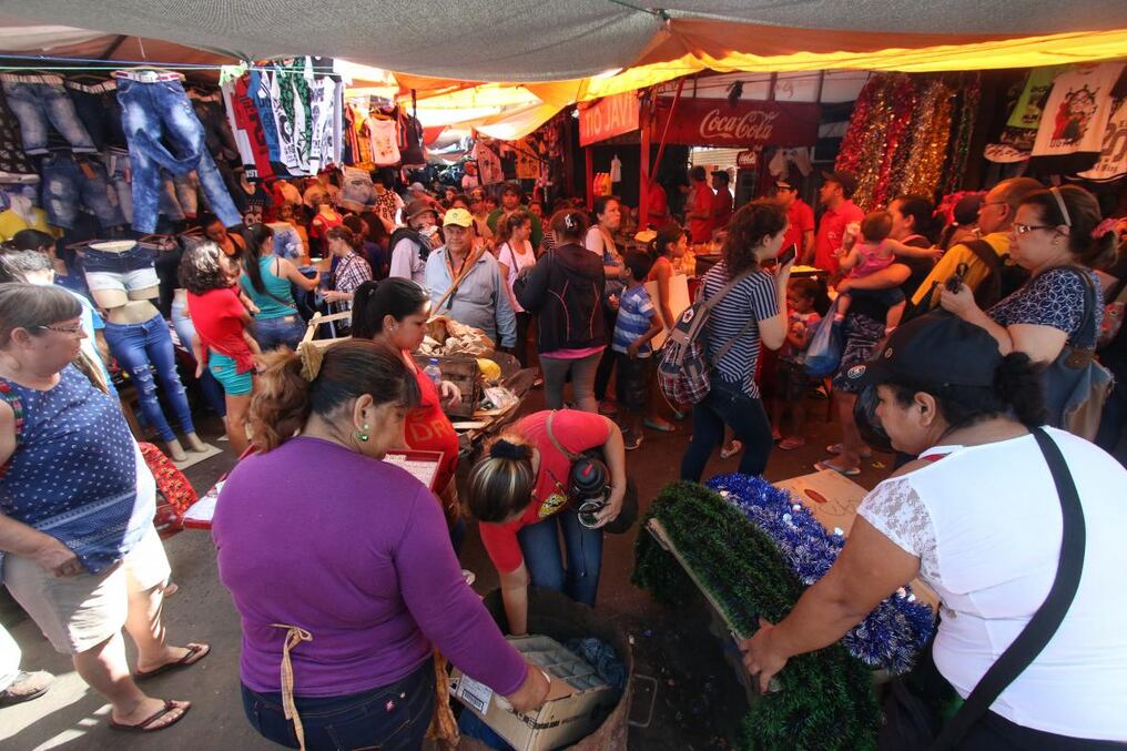 Gran cantidad de gente se dio cita en el tradicional punto de compras de la capital. 