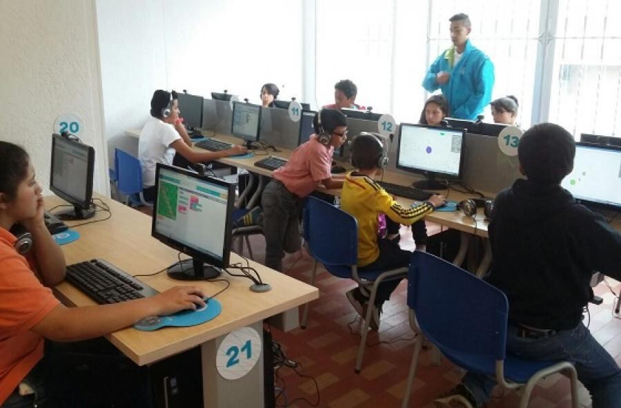 Uno de los sitios donde más se impulsa el uso del internet es en las escuelas.