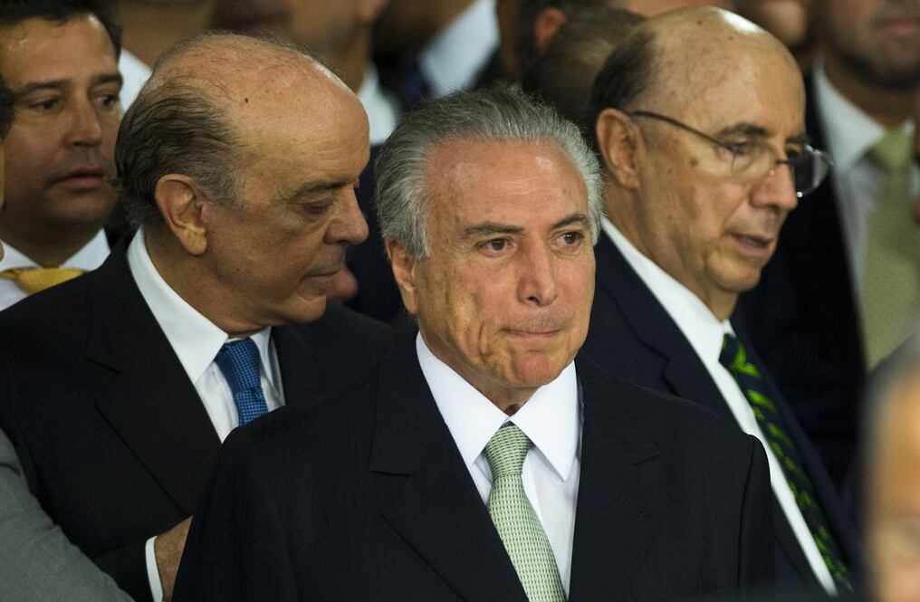Michel Temer. Asumió y nombró un gabinete totalmente de hombres, hecho que molestó a las brasileñas. Aparece junto a su ministro de Finanzas, Henrique Meirelles, y al nuevo canciller, José Serra.