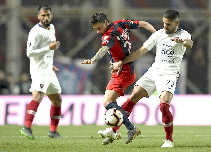 El cerrista Juan Aguilar “muerde” en el medio y traba el intento ofensivo de Fértoli de San Lorenzo.