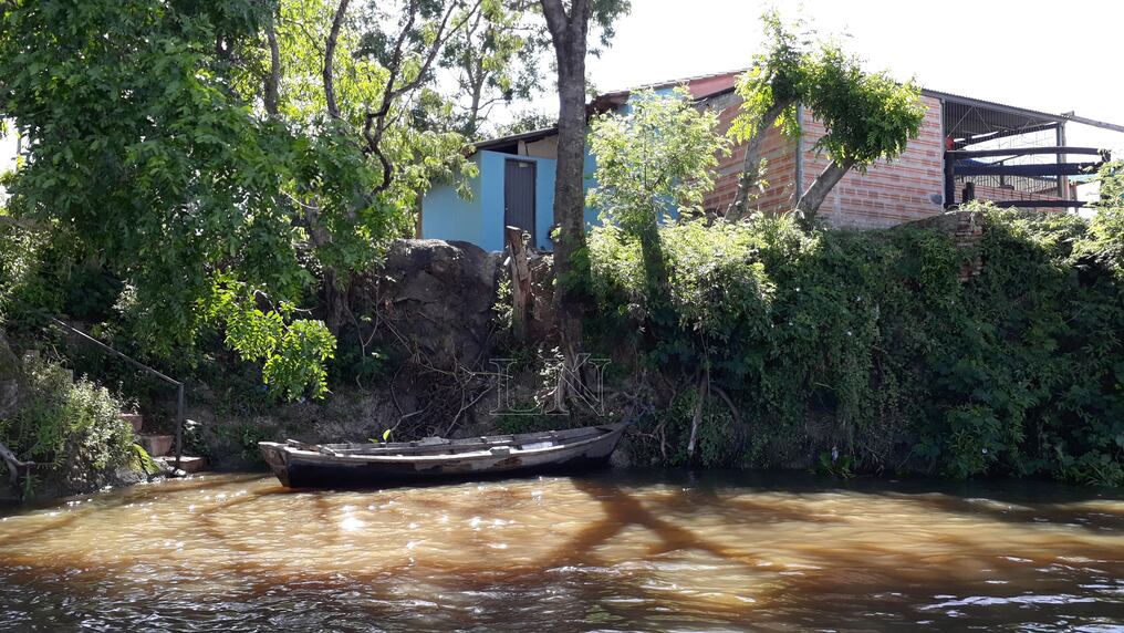 Con cada crecida del río, la barranca se va también desmoronando. Foto: Lorenzo Agüero.