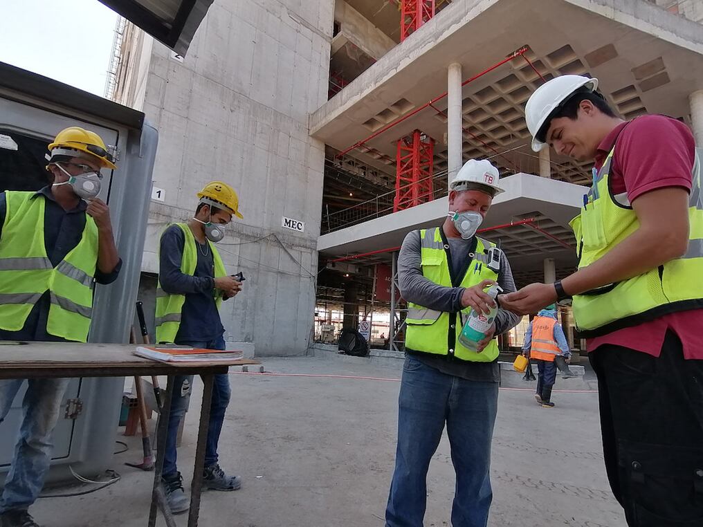 El ingeniero infectado se reunió todos los días con los obreros que están trabajando en la planta de tratamiento de agua de Asunción.  Foto: Ilustrativa.