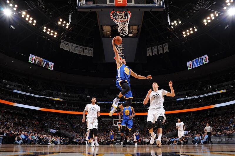 Los titulares contaron con una desbordada actuación de Klay Thomspon, quien acumuló 39 puntos, seguido del MVP (Jugador Más Valioso) de la campaña anterior, Stephen Curry (foto), que terminó con 29 tantos.