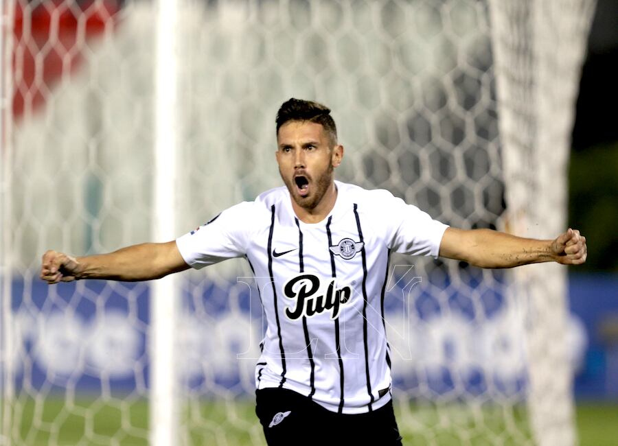 Adrián Martínez sigue de romance con las redes y anoche aportó un doblete a poco de iniciarse el partido, aquí en el festejo de uno de sus goles.FOTO:FERNANDO RIVEROS