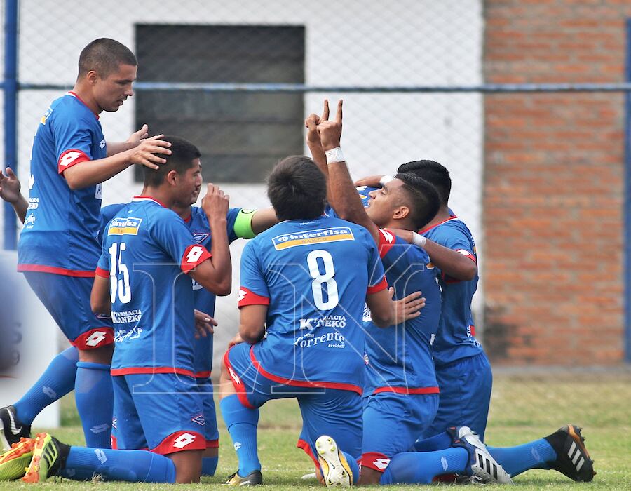 Los jugadores de Independiente de Campo Grande celebran el triunfo ante el “Gallo Norteño”, que les permiten acercarse a los líderes.FOTO:NADIA MONGES