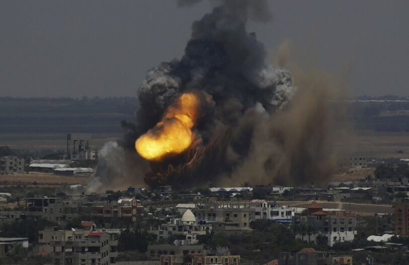 “Cuatro kamikazes hicieron estallar sus cinturones de explosivos en la ciudad de Suneida”, informó el Observatorio Sirio para los Derechos Humanos. Foto: vía @OmranStudies
