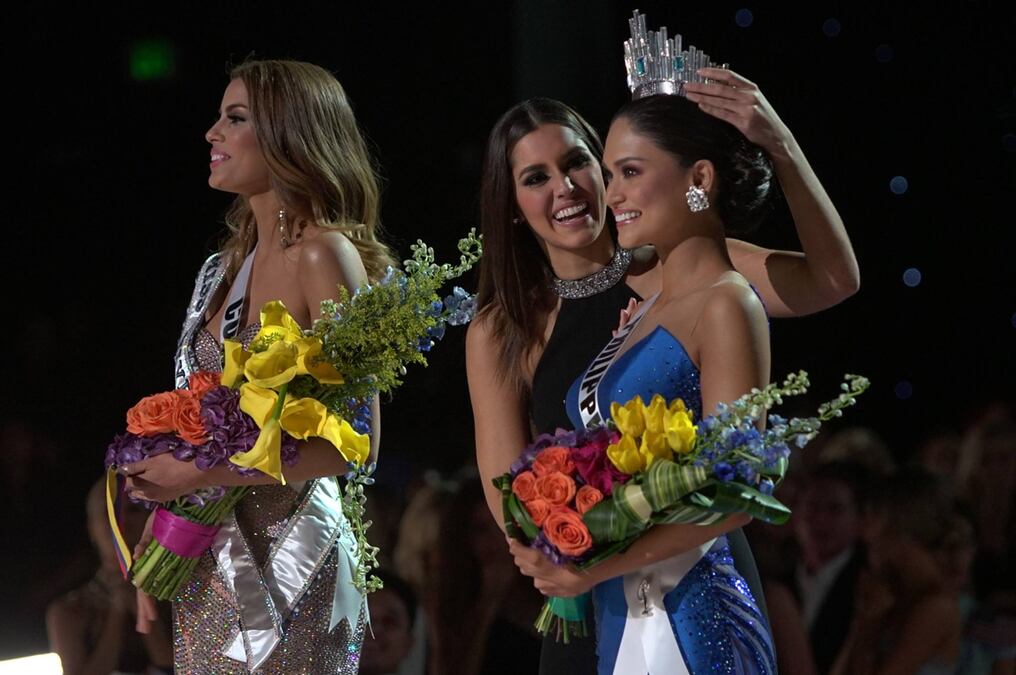 Momento en que coronan a Miss Filipinas, tras haber coronado a Miss Colombia. Foto: Miss Universe.