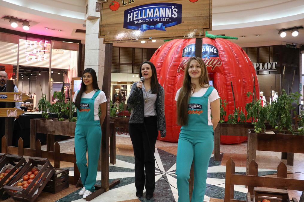 Hellmann´s montó un globo de tomate gigante para el rincón de los juegos.
