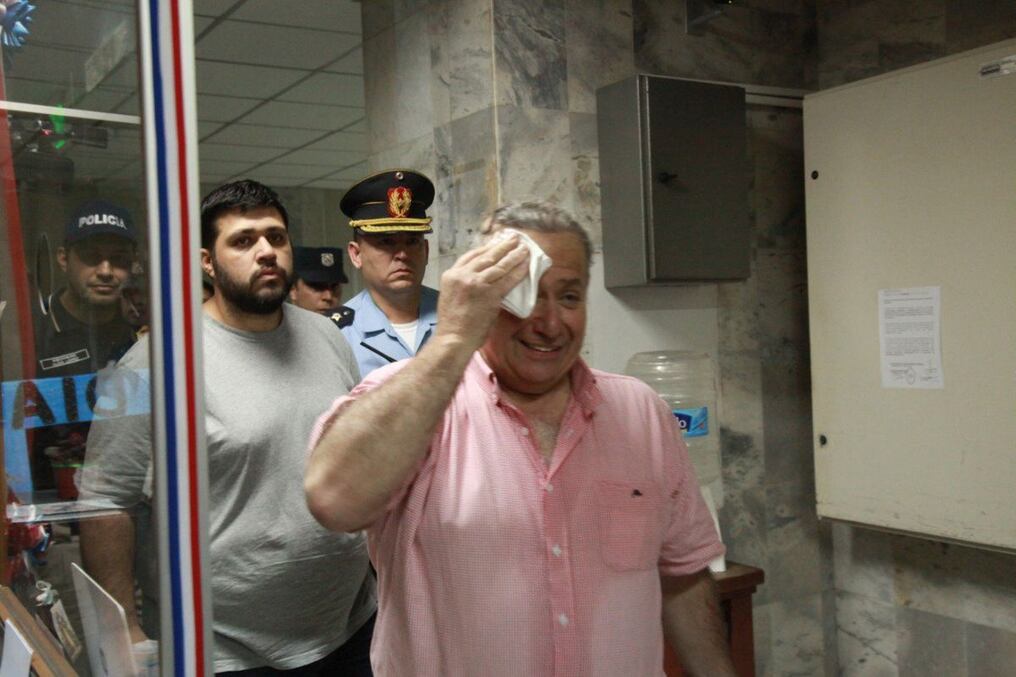 Óscar González Daher y atrás, su hijo Óscar Rubén Daher, tras la salida de la audiencia de imposición de medidas. FOTO: GENTILEZA.